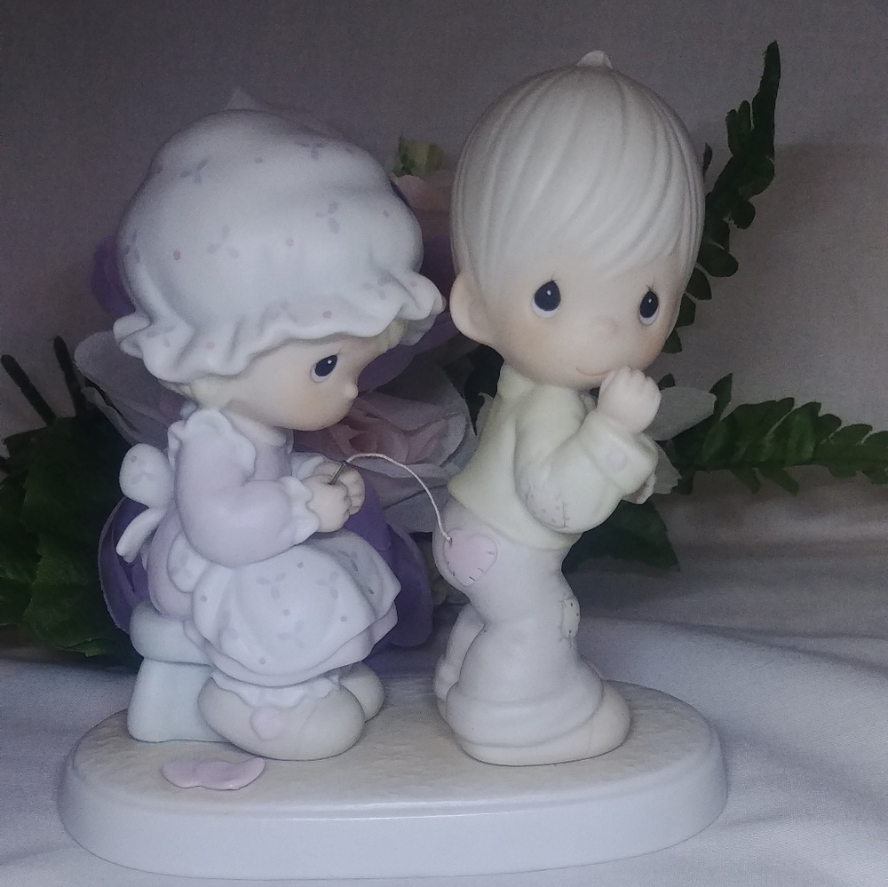 Precious Moments Figurine:1987 Sew In Love